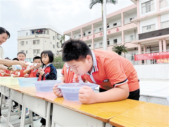 蓬江區(qū)杜阮鎮(zhèn)龍溪小學(xué)開展“小水盆”憋氣小實驗。.jpg